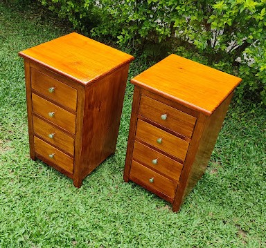 Mesa de cabeceira 4 gavetas em madeira