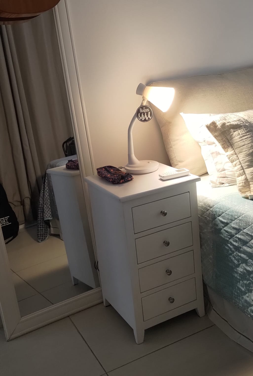 Mesa de cabeceira em madeira maciça