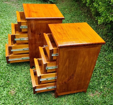 Mesa de cabeceira 4 gavetas abertas
